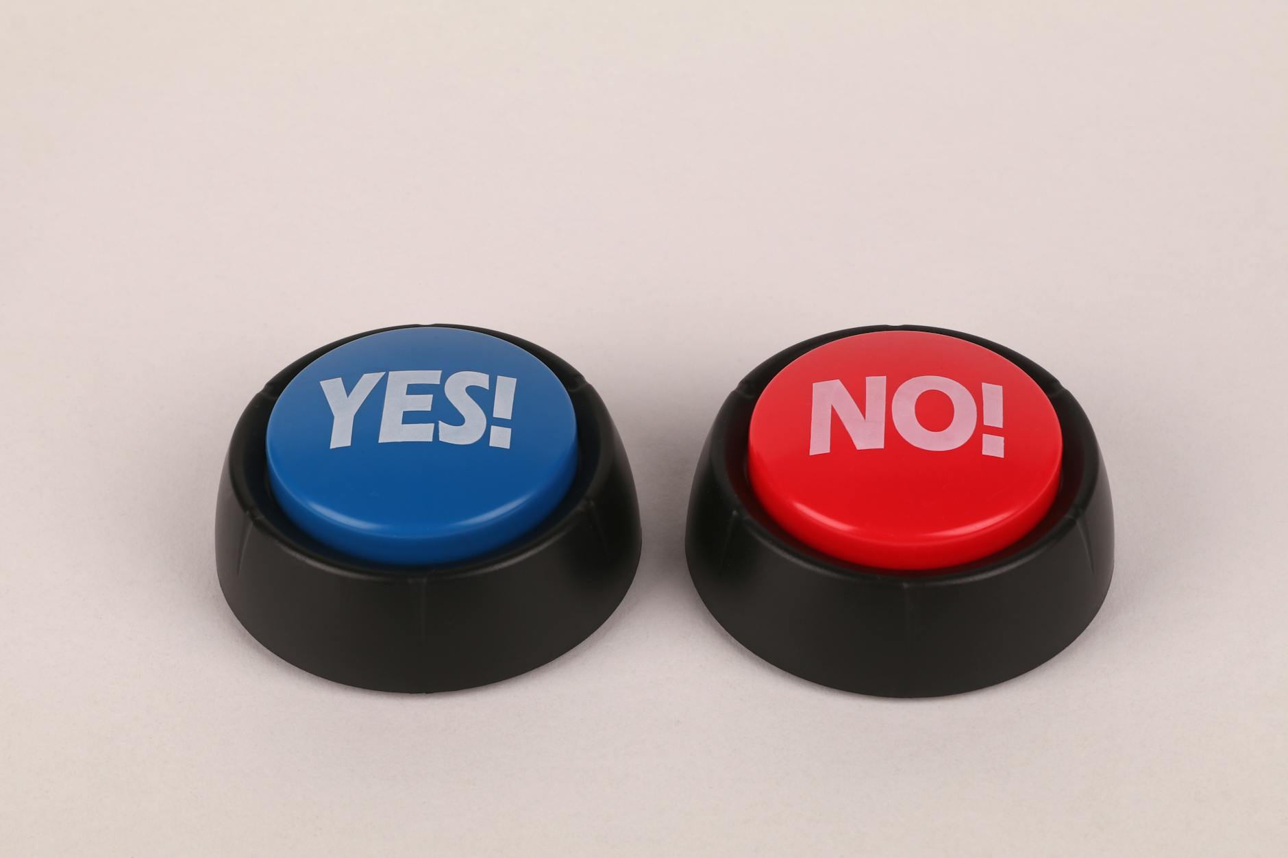 Image of vibrant blue and red push buttons labeled Yes and No against a plain background — TransferCredit.org