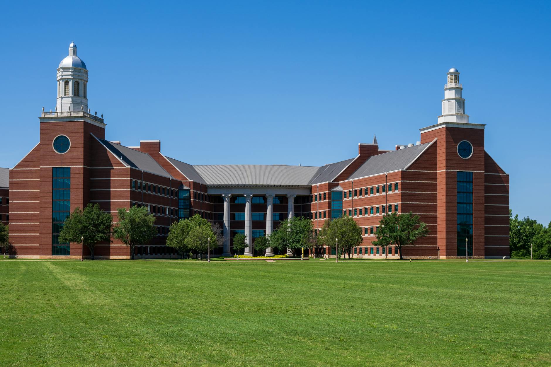 The Bill Daniel Student Center at Baylor University with clear blue sky — TransferCredit.org