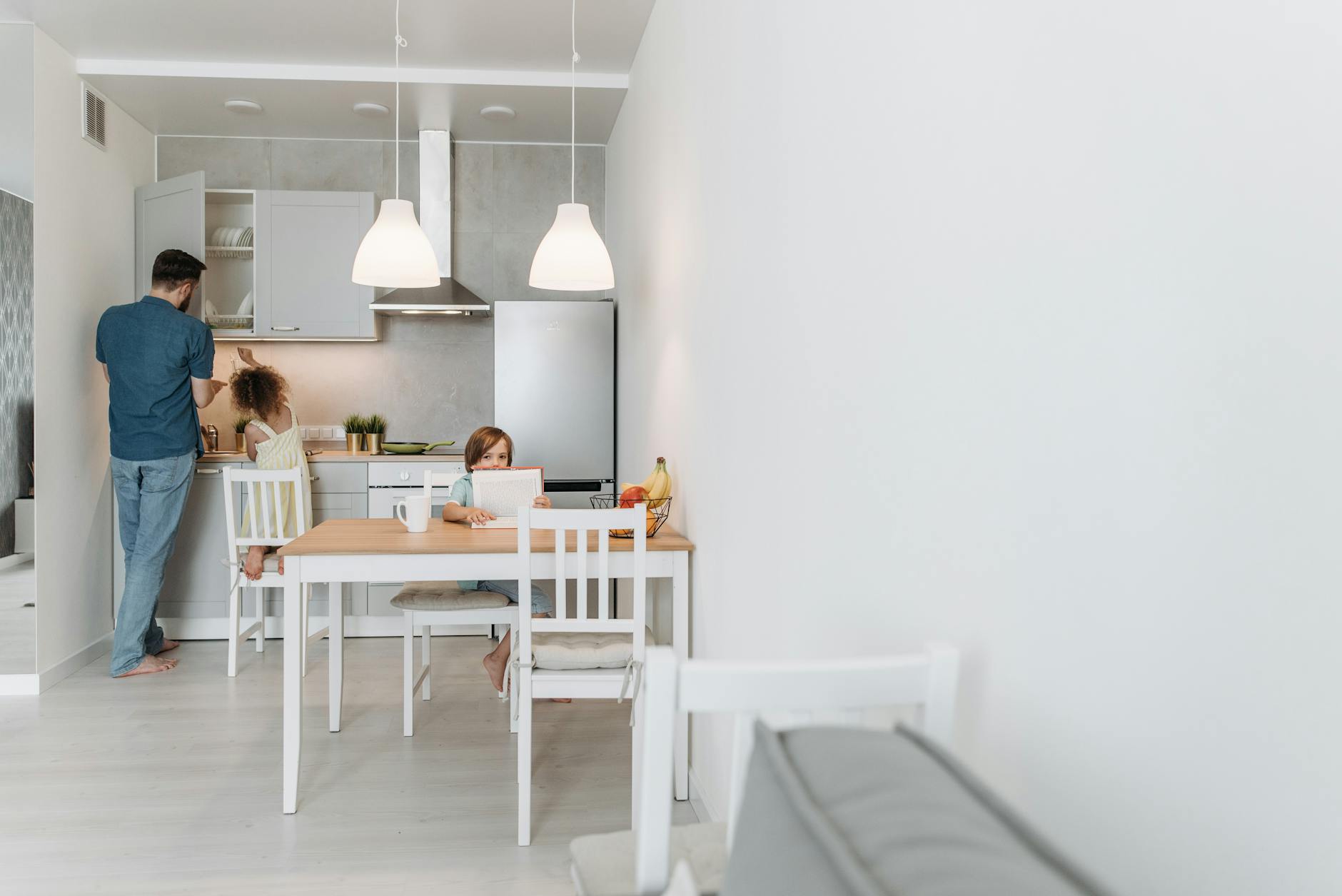 Father and children in a modern kitchen. A warm family moment captured during the day — TransferCredit.org